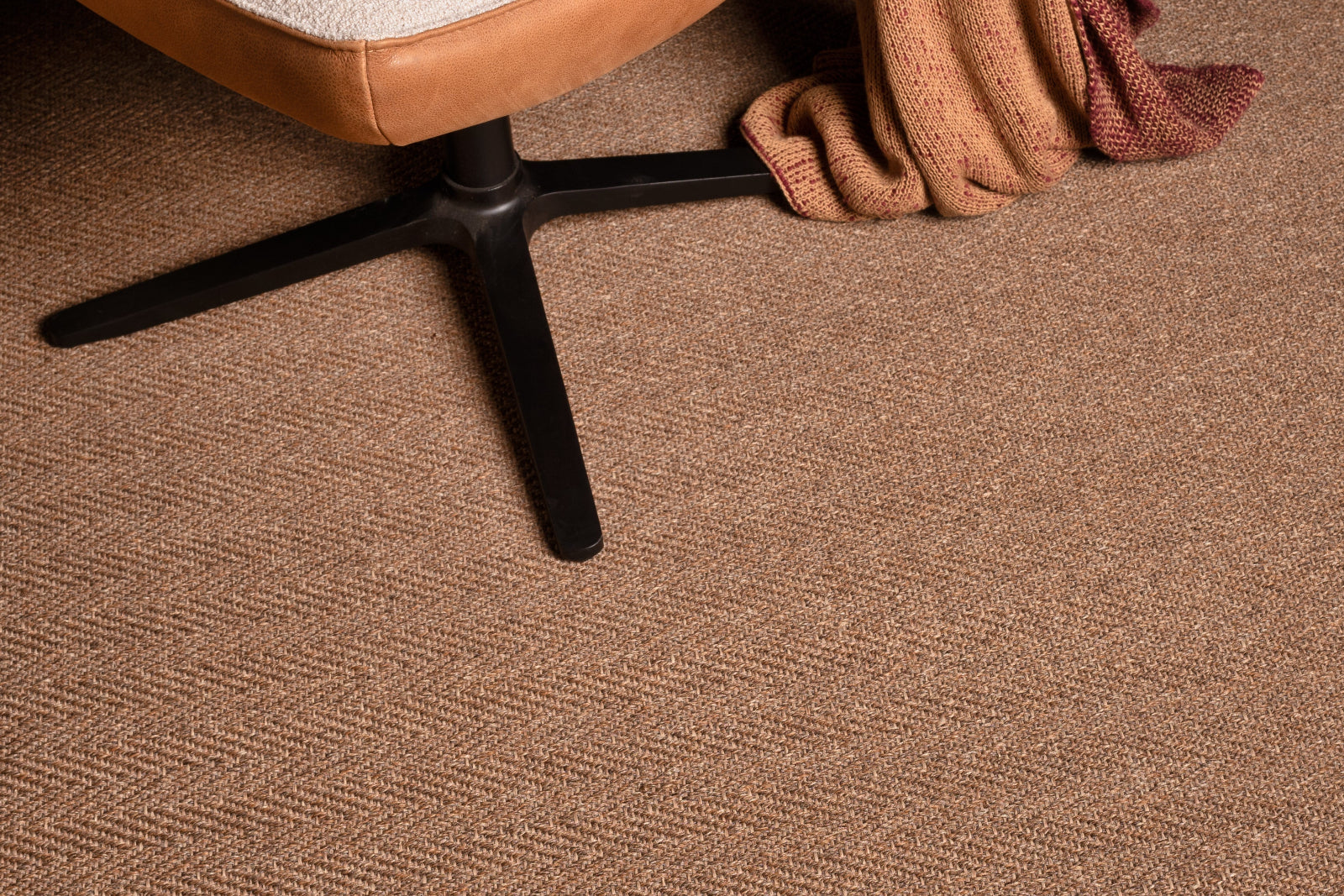 visgraat patroon vloerkleed in woonkamer natuurlijke kleur