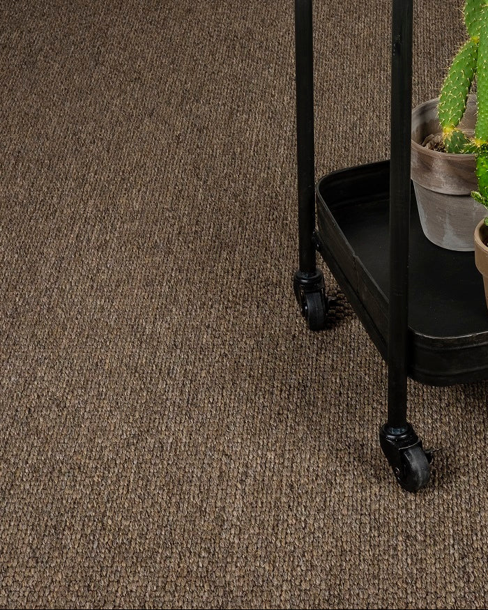 Bruin vloerkleed met grove loop in hal